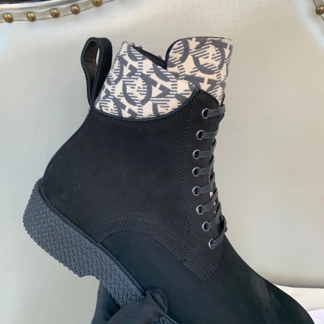 [Ferragamo] Top P: 1000💰 Number of yards: 39~44 (38.45 custom-made, non-returnable) Ferragamo winter series, original 1:1 development, casual men's short boots. Made with heavy investment, shoes and boots are made of imported cowhide + imported Ferragamo special fabric. Black cowhide lining that is not easily deformed. Wear-resistant rubber outsole, black cowhide, black open edge beads, black frosted, brown suede. Factory craftsmanship, perfect products are only prepared for you who know taste! Any comparison is welcome!